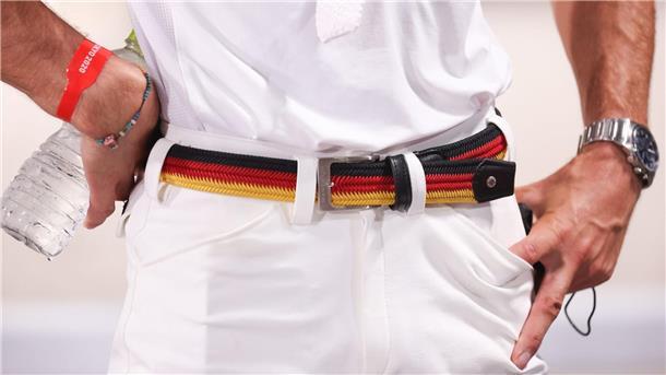 Unverkrampft, oder nicht? Schwarz-Rot-Gold und die Deutschen Seinen Ursprung hat Schwarz-Rot-Gold in der freiheitlichen Nationalbewegung des 19. Jahrhunderts zur Überwindung der Kleinstaaterei auf deutschem Boden. Heute dienen die Farben auch mal als modisches Accessoire.