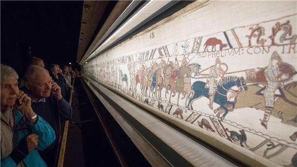 Streit um London-Reise: Bayeux-Teppich in Gefahr? Seit 1982 warnen Restauratorinnen, dass unsachgemäße Handhabung die Originalmaterialien irreparabel beschädigen könne. (Archivbild)