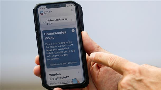 Seit 2 Uhr in der Nacht zum Dienstag steht die Corona-Warn-App zum Download bereit.