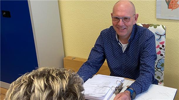 Ausweg aus Schuldenfalle: Diakonie-Berater aus der Wesermarsch gibt Tipps Ein Mann und eine Frau sitzen sich gegenüber.