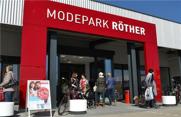 Röther hat Adler übernommen: Aber beide Modehaus-Filialen bleiben in Spaden Seit 2016 ist der Modepark Röther im Gewerbegebiet Spaden vertreten. Jetzt hat das erfolgreiche Textilunternehmen den Konkurrenten Adler übernommen.