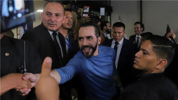 Seit 2019 ist Nayib Bukele (M) der Präsident El Salvadors.