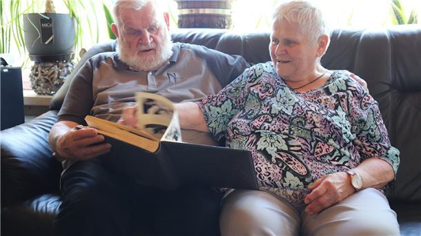 Seit 60 Jahren sind Gerhard und Hildegard Wehrmeister schon verheiratet. Gemeinsam sind sie durch Höhen und Tiefen gegangen. Gerne blättern sie in dem Fotoalbum mit den Hochzeitsfotos herum und erinnern sich an die kleine, aber schöne Feier.