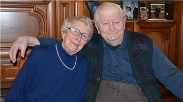 Marianne und Gustav Stelling halten sich im Arm
