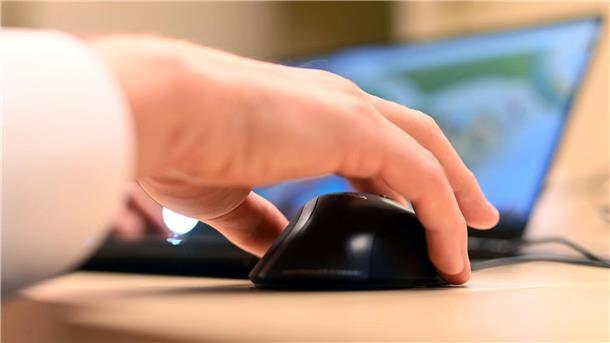 vzbv: Internet-Konzerne tricksen trotz Verbots weiter Seit August 2023 ist es Anbietern von sehr großen Online-Plattformen verboten, menschliche Verhaltens- oder Wahrnehmungsmuster durch Designtricks auszunutzen - beispielsweise über die Farbgestaltung von Buttons oder lange Klickwege.