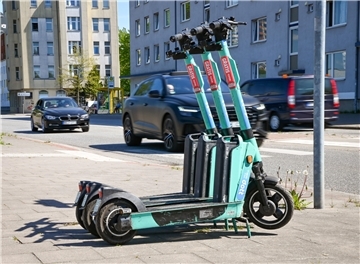 Seit dem 1. Mai können in Bremerhaven wieder E-Scooter gemietet werden. Der Anbieter „Dott“ stellt bis zu 260 Roller bereit.