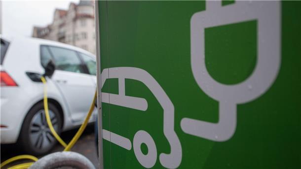 E-Auto-Prämie: Tausende Anträge noch am Wochenende Seit dem 17. Dezember nimmt das Bundesamt für Wirtschaft und Ausfuhrkontrolle keine Anträge auf E-Autoförderung mehr an.