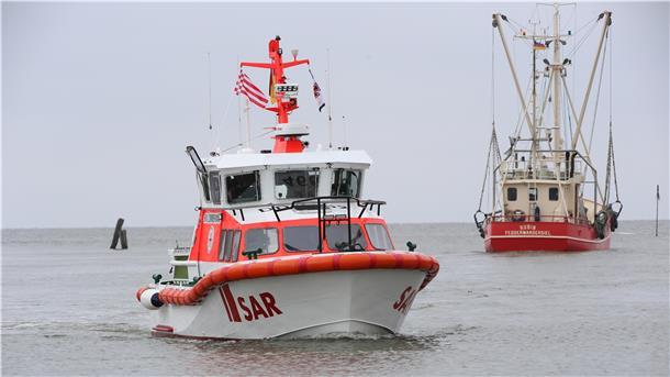 Seit dem 3. März war die „Emil Zimmermann“ in der Werft – jetzt haben Maschinist Hartmut Schüler, Vormann Karsten Ohme, Rettungsmann Maximilian Ohme und Bootsführer Rüdiger Wallrath sie wieder nach Fedderwardersiel geholt.