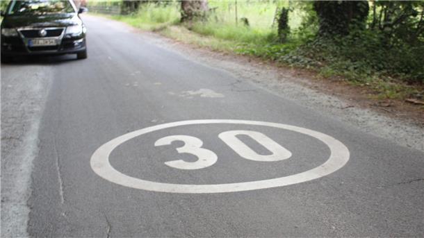 Seit dem Fru¨hjahr soll das 30er-Piktogramm die Autofahrer an die Geschwindigkeitsbegrenzung in der Alten Lindenstraße erinnern. 