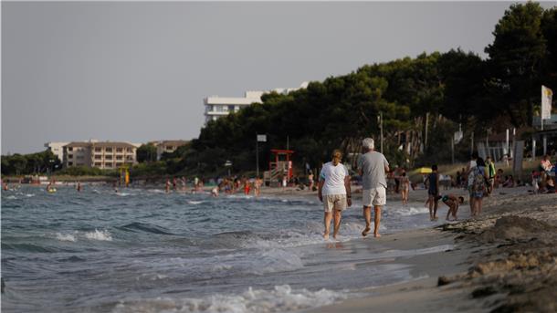Urlauber am Strand von Mallorca.