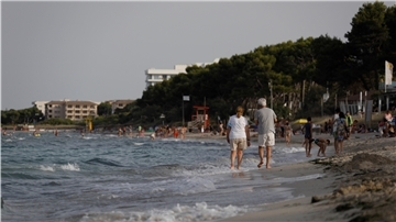 Urlauber am Strand von Mallorca.
