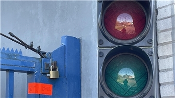 Ampelanlage an einem Betriebstor - TiNo ist versiegelt, die Ampeln rot. Unternehmer Thomas Tillis aus dem „Königreich Deutschland“ will die Schließung jedoch nicht akzeptieren und sieht sich im Recht.