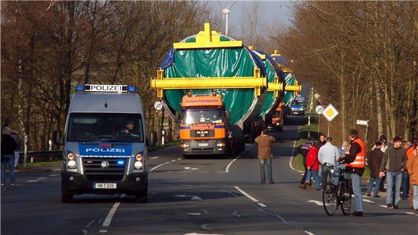 Seit die Begleitung von Schwerlasttransportern von privaten Unternehmen übernommen wurde, kommt es zu Abstimmungsproblemen.
