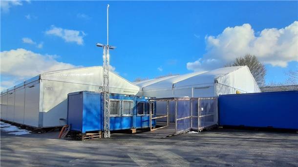 Seit einem Vierteljahr steht eine Notunterkunft für Flüchtlinge beim Berufsbildungszentrum in Brake. Bewohnt ist sie bislang nicht. Der Landkreis hat die Unterkunft konzipiert für ukrainische Familien. Doch die werden derzeit nicht der Wesermarsch zugewiesen.