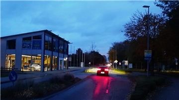 Seit etwa zwei Wochen leuchten die Straßenlaternen an der Atenser Allee zwischen Plaatweg und Luisenstraße nicht mehr. Wer morgens oder abends unterwegs ist, muss aufpassen, dass er nicht stolpert.