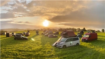 Autos mit Dachzelten bilden ein Camp.