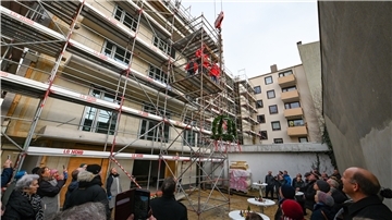 Seit Februar wird auf der letzten freien Baulücke an der Georgstraße gebaut. Nun feierte das Wohnprojekt 53 ° Nord Richtfest. Auf dem Gelände in Bremerhaven entstehen 16 Mietwohnungen auf vier Geschossen.