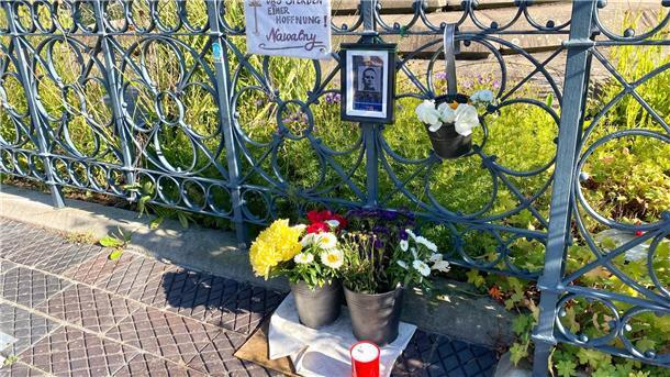Bremerhavens kleines Mahnmal an den mutigen Putin-Gegner ist gerade hoch aktuell Seit Februar wird diese kleine Stelle auf Bremerhavens Theodor-Heuss-Platz, zu Füßen des Bürgermeister-Smidt-Denkmals, von unbekannten Bürgern als Nawalny-Mahnmal in Ehren gehalten.
