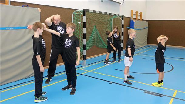 Seit gut einem Jahr unterrichten Björn Buder und sein Team die Kinder in der Uthleder Turnhalle in Selbstverteidigung. Wegen des großen Zuspruchs soll das Angebot jetzt für Erwachsene erweitert werden.