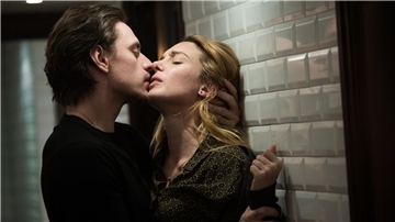 Seit ihrer ersten erotischen Begegnung vergisst Hélène (Lætitia Dosch) alles um sich herum, wenn der geheimnisvolle Alexandre (Sergej Polunin) in ihrer Nähe ist.