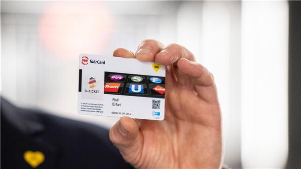 Nach Start des Deutschlandtickets ist Ausbau des ÖPNV nötig Seit Mai erhältlich: Mit dem Deutschlandticket können Fahrgäste für 49 Euro pro Monat quer durchs Land fahren.