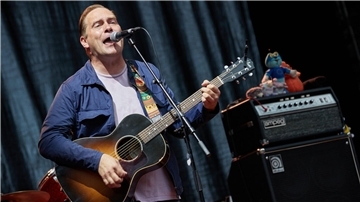 Thees Uhlmann in Hamburger Elphi: Ein letztes Solokonzert – und dann? Der Musiker Thees Uhlmann steht auf der Bühne und spielt Gitarre.