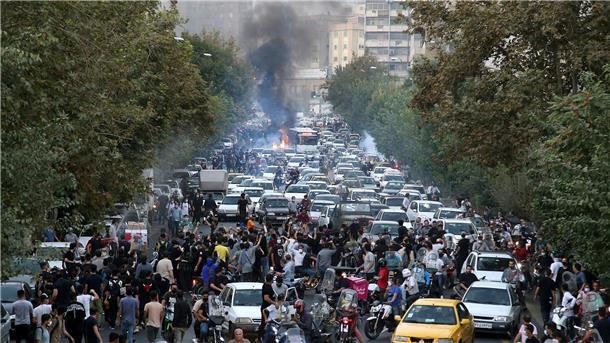 Atmosphäre im Iran „wie Feuer unter der Asche“ Seit Monaten gehen Menschen im Iran gegen das politische Regime auf die Straße - wie hier im September 2022 in Teheran.