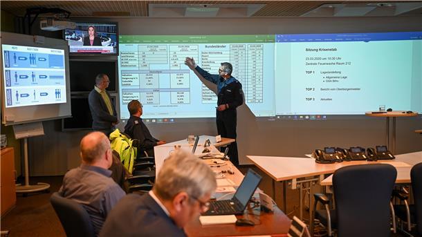 Bremerhaven: Zwölf neue Stellen wegen Corona Seit seiner Einrichtung im Februar wurde der Corona-Krisenstab aus Mitgliedern der Verwaltung gebildet. Künftig soll es für die Bewältigung der Pandemie eine eigene Amtsstelle geben