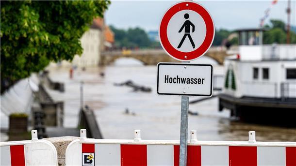 Seit Tagen kämpfen Helfer in Bayern und Baden-Württemberg gegen die Flut und ihre Folgen.