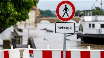 Seit Tagen kämpfen Helfer in Bayern und Baden-Württemberg gegen die Flut und ihre Folgen.