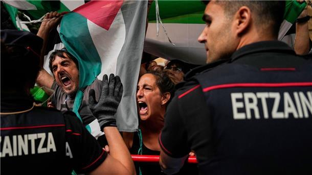 Nach Vuelta-Eklat: Kritik an propalästinensischen Protesten Seit Tagen nutzen die Demonstranten die Vuelta für ihre Proteste.