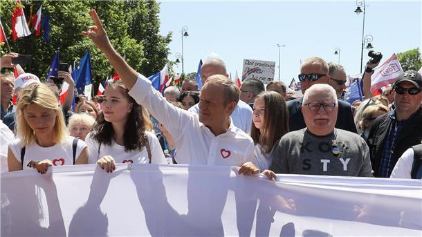 Protest in Warschau gegen Polens Regierung  Seite an Seite: Donald Tusk (3.v.l) und Lech Walesa (2.v.r).