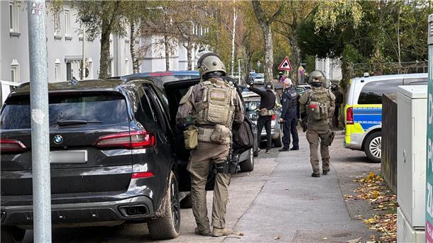 Polizei räumt Schule in Solingen - Kein Hinweis auf Gefahr SEK-Beamte hatten nach Hinweisen auf einen Bewaffneten eine Gesamtschule in Solingen umstellt. Jetzt gibt es Entwarnung.