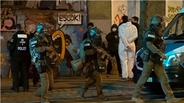 SEK-Beamte verlassen das Grundstück am Abend im Stadtteil Friedrichshain.