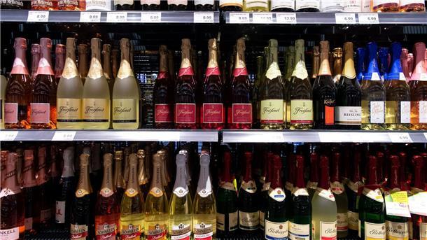 Sekt ohne Folienkapsel soll kommen Sekt darf ohne Folienkapsel am Flaschenhals verkauft werden. Doch viele große Sekthersteller sind skeptisch.