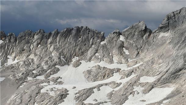 Südlicher Schneeferner verliert Status als Gletscher Selbst an der tiefsten Stelle ist das Eis des Südlichen Schneeferners inzwischen weniger als sechs Meter dick - im Vergleich zu etwa zehn Metern 2018.