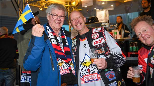 Fischtown Pinguins schlagen Luleå 2:0 – Hungerecker mit Shutout Zwei Eishockeyfans mit Fahne und Schal