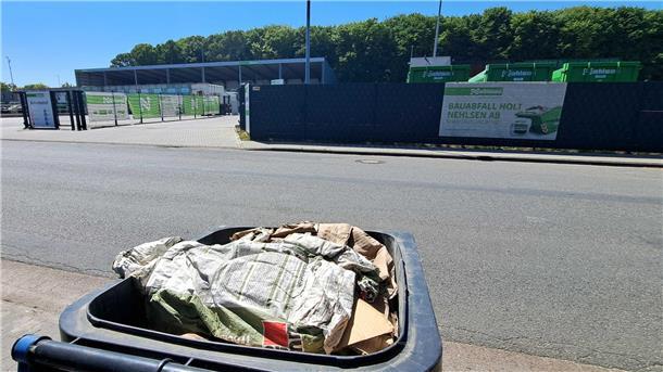 Müllstreik geht weiter: Warum Nehlsen und Verdi so unversöhnlich sind Selbst gegenüber dem Nehlsen-Wertstoffhof in Loxstedt wurde der Papiermüll noch nicht abgeholt.