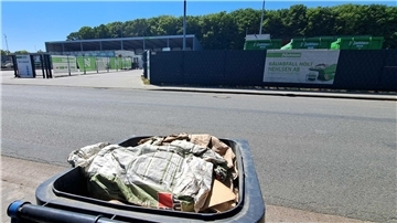 Müllstreik geht weiter: Warum Nehlsen und Verdi so unversöhnlich sind Selbst gegenüber dem Nehlsen-Wertstoffhof in Loxstedt wurde der Papiermüll noch nicht abgeholt.