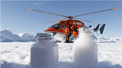 Selbst im arktischen Schnee haben Forscherinnen und Forscher Mikroplastik gefunden. Über die Luft kann es schnell verbreitet werden.