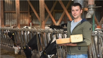 Selbst Käse machen, davon träumen viele Landwirte. Doch hohe Investitionen halten sie davon ab. Stephanie Heidrich hat eine Lösung gefunden: eine mobile Käserei. Sie fährt über 40 Höfe an und produziert den Käse vor Ort. Sven Kück aus Forstort-Anfang (Bild) ist Milchbauer und einer ihrer Kunden: „Die Leute sind total begeistert“, sagt er.