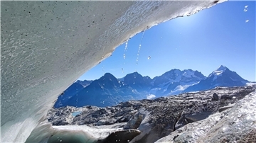 Selbst Mitte September schmilzt das Eis des Vadret dal Murtèl auf einer Höhe von 3100 Meter am Fuße des Piz Bernina rapide.
