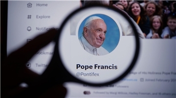 Selbst Papst Franziskus wurde das blaue Häkchen genommen - er ist offenbar kein zahlender Abo-Kunde.