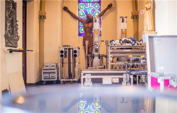 Vorbereitungen für den ZDF-Fernsehgottesdienst aus der Herz-Jesu-Kirche in Bremerhaven-Geestemünde