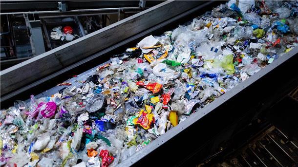 Plastikmüll ließe sich durch vier Schritte stark verringern Selbst wenn Plastik gesammelt wird: Es gibt noch nicht die technischen Möglichkeiten haben, diverse Kunststoffe zu recyceln
