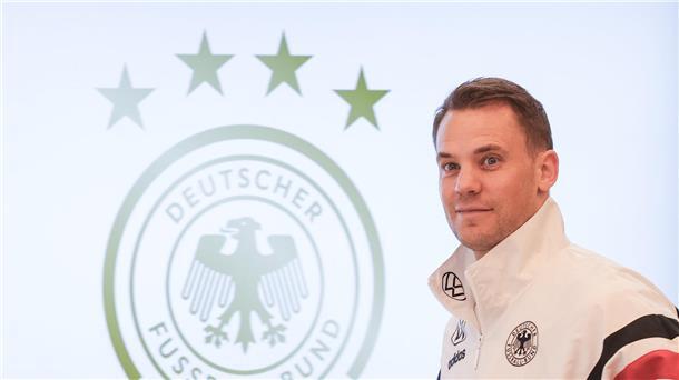 Manuer Neuer gibt sich als diplomatischer Torwart Selbst zu seiner Zukunft im Nationalteam blieb Manuel Neuer diplomatisch und lässt sich nicht in die Karten gucken.
