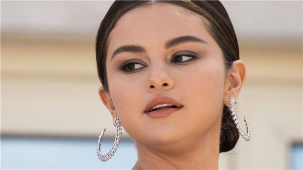 Wie sich Selena Gomez die Hand gebrochen hat Selena Gomez trägt aktuell einen Gipsverband.