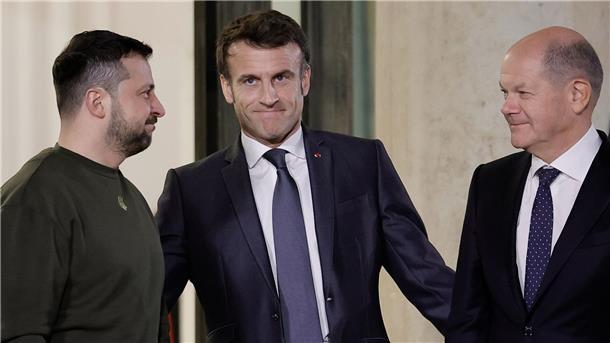 Selenskyj (l) wirbt am Vorabend seines Brüssel-Besuchs bei Macron (M) und Scholz um Kampfjets.