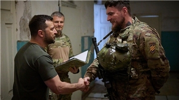 Selenskyj zeichnet einen Soldaten an der Frontlinie aus. Man müsse für jeden Kilometer, den die eigenen Truppen vorwärts kämen dankbar sein, sagte er.