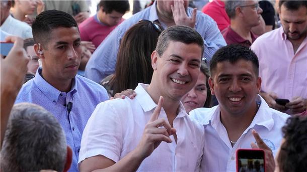 Paraguay wählt neuen Präsidenten Selfie mit dem Präsidentschaftskandidaten Santiago Peña (M) in einem Wahllokal in Asunción.